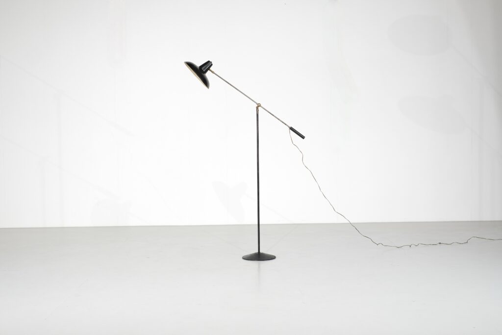 Lampe sur pied en metal et laiton du milieu du siècle, France