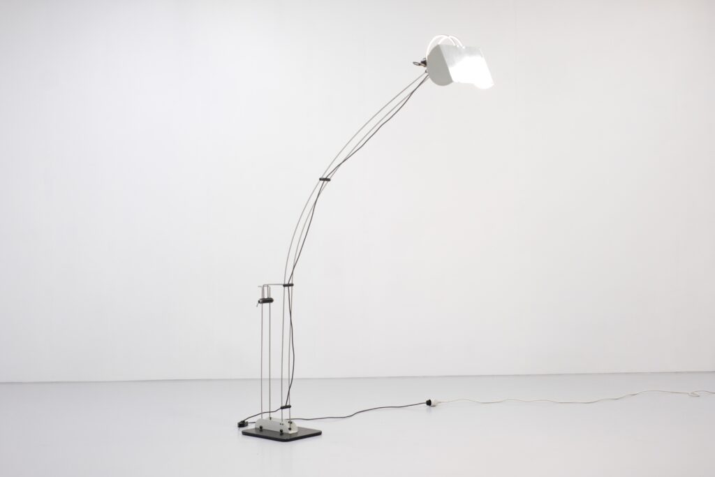 Lampe arquée par Pas d'Urbino & Lomazzi for Guzzini-1970s