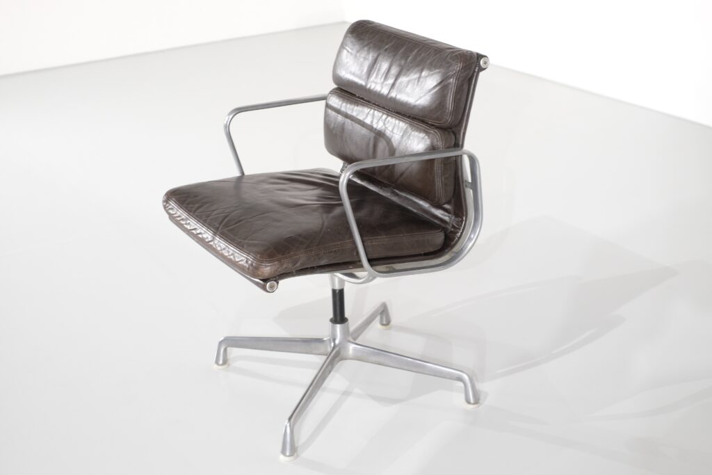 Softpad EA208 par Charles & Ray Eames pour Le mobilier International - 1960