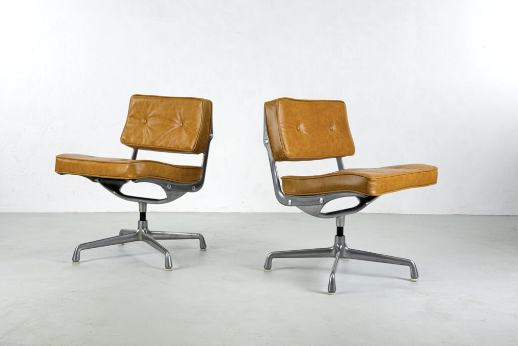 Magnifique paire de fauteuils de bureau "Intermediate" par Charles & Ray Eames pour Herman Miller - 1960s