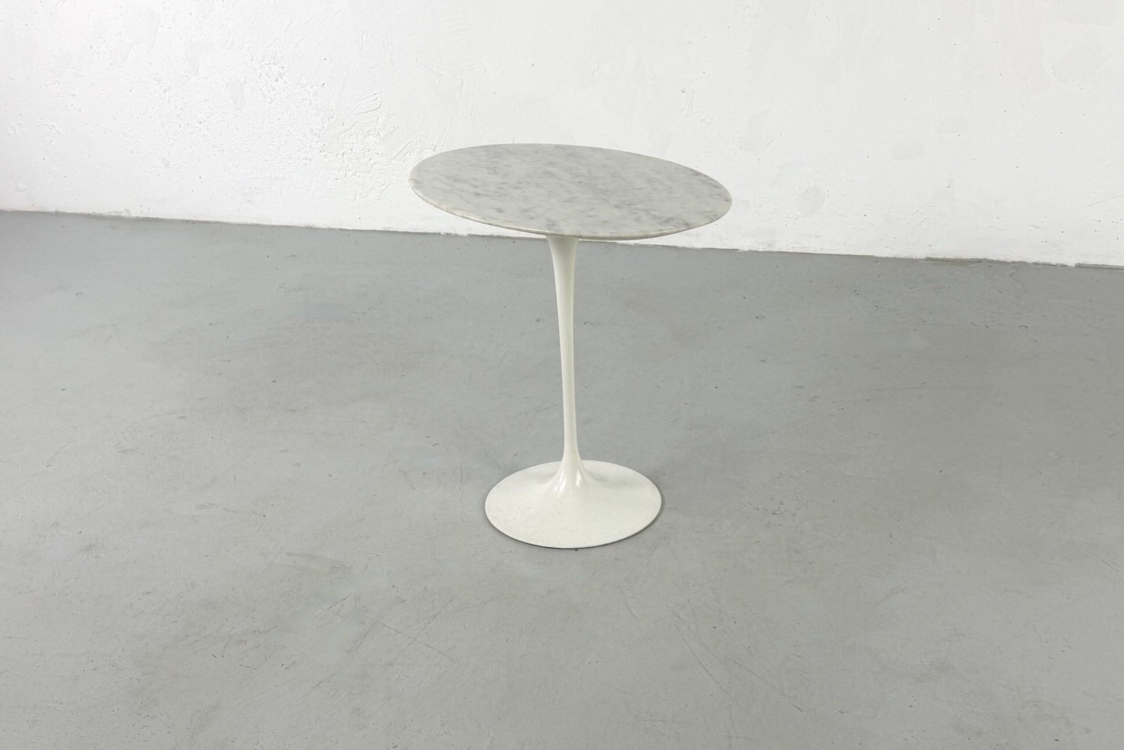 Guéridon Tulipe ovale par Eero Saarinen pour Knoll International - 1960s